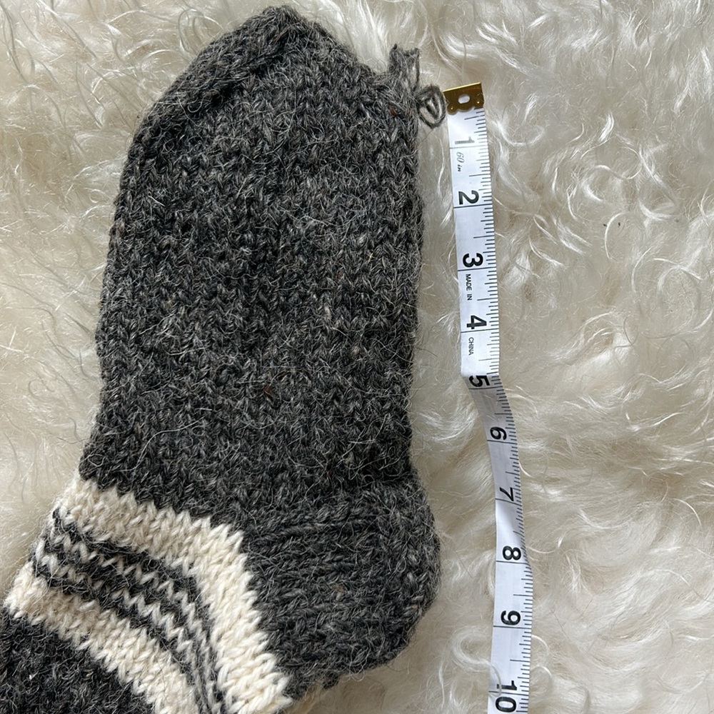 Hand knit New Zealand sheep’s wool socks warm & cozy roughly a size 9/10 women’s - Picture 6 of 7